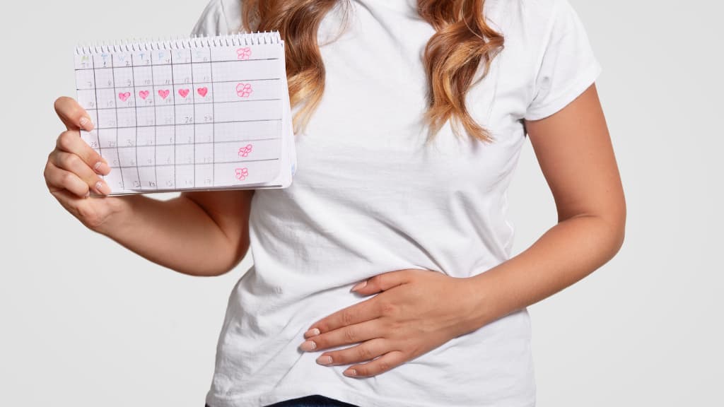 Zwaarder tijdens de menstruatie: oorzaken + 5 tips tegen aankomen